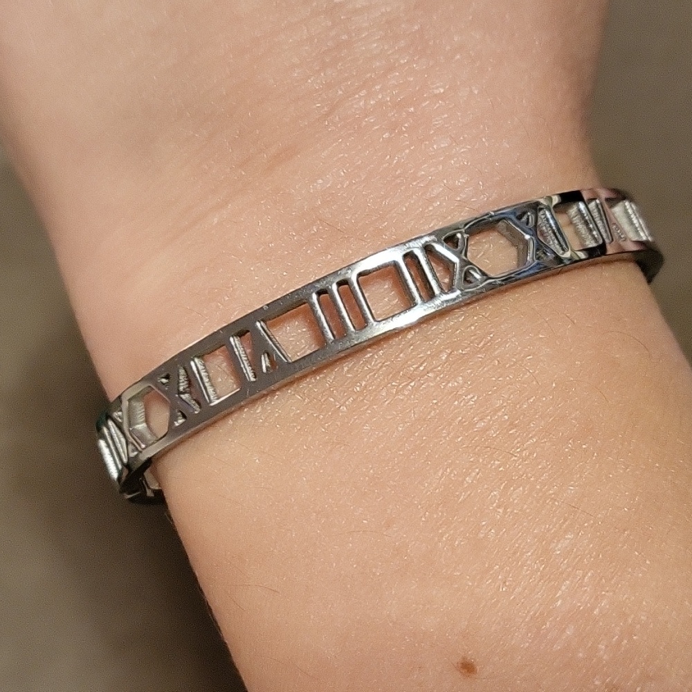 Silver Tone Bangle Bracelet Roman Numerals Clasp 7 Inch